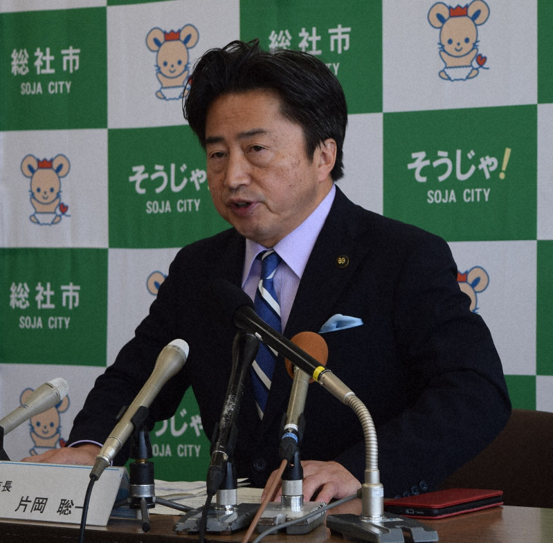 「そうじゃ吉備路マラソン」の中止を発表する片岡聡一・総社市長=岡山県総社市の同市役所で2020年2月21日午後2時2分、小林一彦撮影