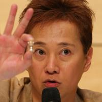 亡くなったジャニー喜多川さんの遺骨を手に記者会見する中居正広さん＝東京都港区で2020年2月21日、長谷川直亮撮影