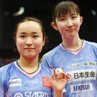 1月の全日本選手権では3年連続の3冠こそ逃した伊藤美誠(左)だが、早田ひな(右)との女子ダブルスなどで2冠に輝いた=丸善インテックアリーナ大阪で2020年1月18日、久保玲撮影