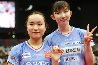 1月の全日本選手権では3年連続の3冠こそ逃した伊藤美誠（左）だが、早田ひな（右）との女子ダブルスなどで2冠に輝いた＝丸善インテックアリーナ大阪で2020年1月18日、久保玲撮影