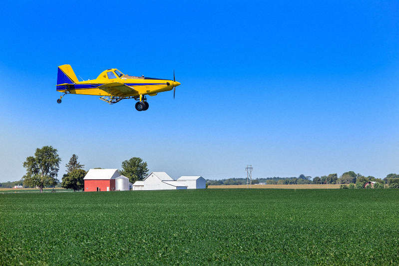 大豆畑で農薬をまく航空機=米国イリノイ州で