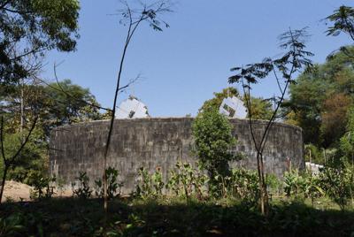 遺体が置かれる「沈黙の塔」。太陽光を遺体に当てるため、反射パネルが2枚設置されていた＝インド西部グジャラート州ナブサリで2020年1月26日、松井聡撮影（特別な許可を得て撮影しています）