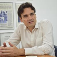 ボルソナロ大統領のメディア攻撃について話すフォーリャのビニシウス・モタ編集長=サンパウロで2020年1月24日、山本太一撮影