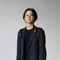 ジャケットとパンツ、リュックのカジュアルな通勤スタイルに合わせた革製シューズ。あえてソールが白い靴を選んでも軽やかだ