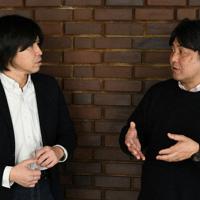 対談するジャーナリストの安田浩一さん(右)と森健さん=東京都千代田区で