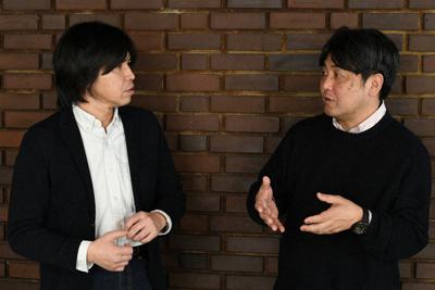 対談するジャーナリストの安田浩一さん（右）と森健さん=東京都千代田区で