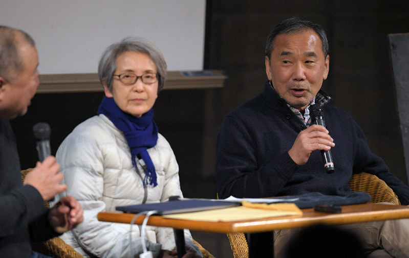 熊本地震についてのトークイベントで参加者からの質問に答える村上春樹さん(右)=熊本市中央区で2020年2月22日午後8時2分、津村豊和撮影
