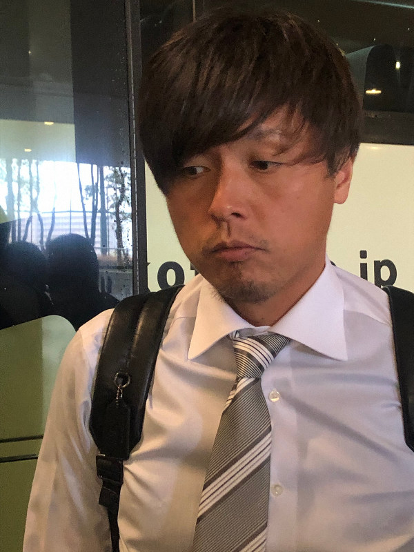 横浜マ戦に向けて出発する前に取材に応じる遠藤保仁=大阪府吹田市のパナソニックスタジアム吹田で2020年2月22日午後0時52分、丹下友紀子撮影