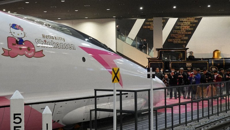 ハローキティのラッピングを施された常設展示の500系=京都市下京区の京都鉄道博物館で、矢倉健次撮影