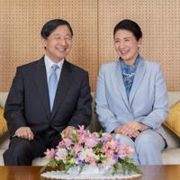 皇后雅子さまと談笑される天皇陛下＝東京都港区の赤坂御所で２０２０年２月１２日（宮内庁提供）