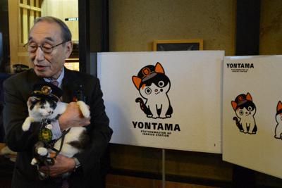 猫の駅長 ニタマ 和歌山電鉄役員に昇格 沿線全14駅長を兼務 えさも高級に 毎日新聞