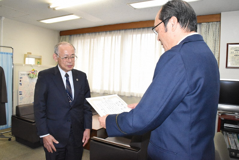 宇都宮中央署の岡広志署長(右)から表彰状を贈られる稲葉勉さん=栃木県宇都宮市下戸祭1の宇都宮中央署で2020年1月22日午前11時19分、玉井滉大撮影