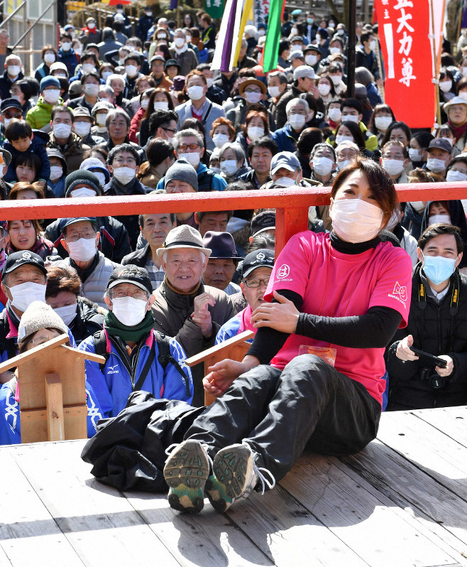 マスクつけ気合で餅上げ 京都 醍醐寺の風物詩 写真特集2 7 毎日新聞
