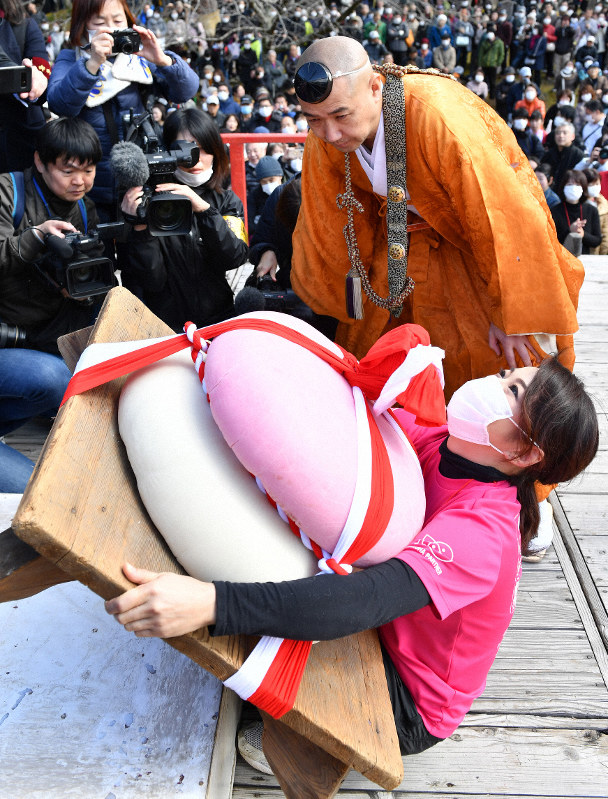 マスクつけ気合で餅上げ 京都・醍醐寺の風物詩 [写真特集1/7] | 毎日新聞