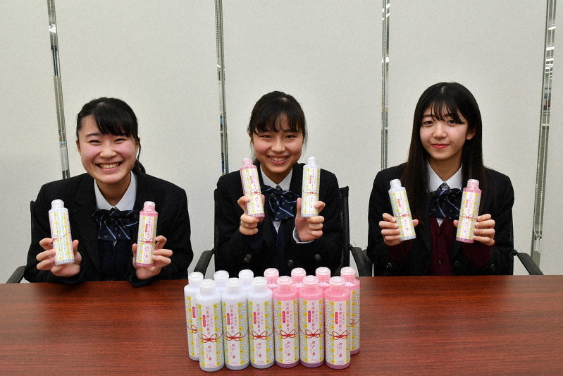 日本酒の化粧水 女子高生コラボ 菊正宗 共同でデザイン 兵庫 毎日新聞