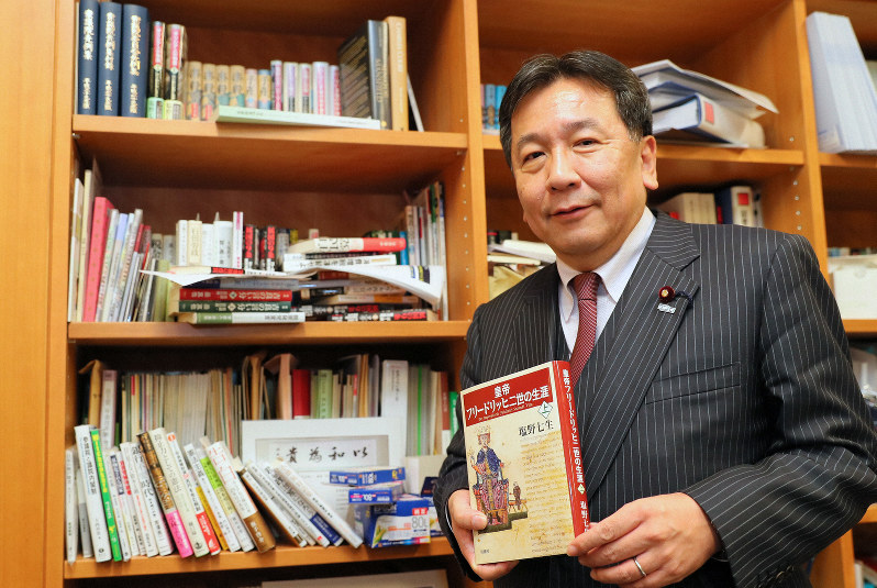 議員会館の自室の本棚の前で写真に納まる立憲民主党の枝野幸男代表＝東京都千代田区の衆院第1議員会館で2020年2月6日、長谷川直亮撮影