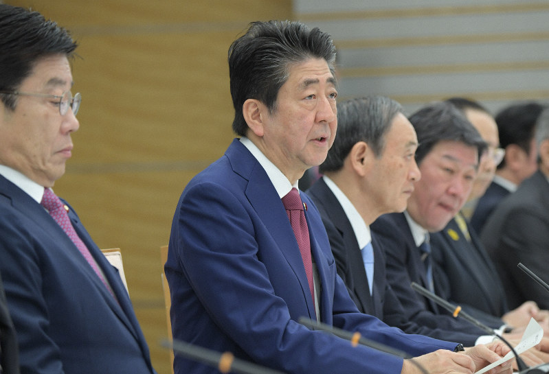 新型コロナウイルス感染症対策本部の会議で閣議了解がなくても入国拒否の地域などを決定する方針をあきらかにする安倍晋三首相(手前から2人目)=首相官邸で2020年2月12日、川田雅浩撮影