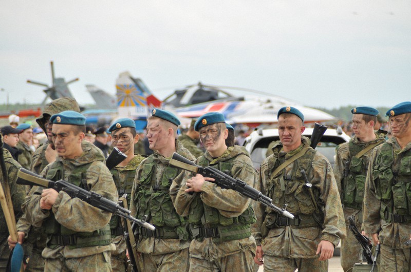 軍の航空ショーに参加するロシア軍人=モスクワ郊外で2016年5月、真野森作撮影