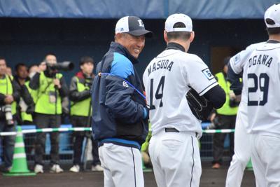 練習中に増田（右）に笑顔で話しかける辻監督＝宮崎県の南郷スタジアムで2020年2月7日午前11時、生野貴紀撮影