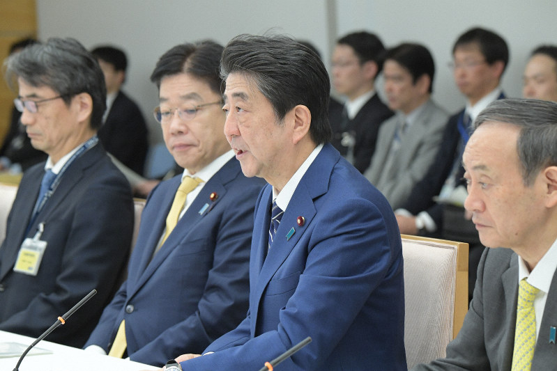 新型コロナウイルス感染症の感染拡大に備えた政府の基本方針を決定した対策本部会議で発言する安倍晋三首相(右から2人目)=首相官邸で2020年2月25日、川田雅浩撮影