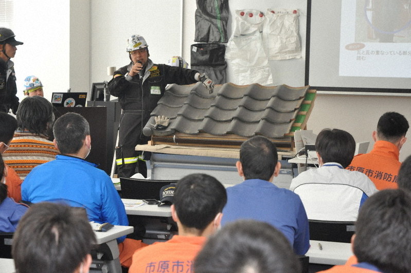 台風で被災の屋根応急措置 ブルーシート張る手順学ぶ 消防職員や建設業者に 県講習会 千葉 毎日新聞