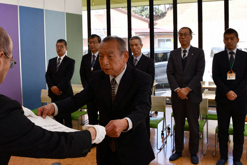 御下賜金を伝達される石河良一郎理事長(中央)=京丹後市大宮町で、塩田敏夫撮影