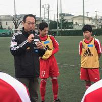 岡田メソッドによる練習で選手を指導する岡田武史さん（左）＝大谷津統一撮影