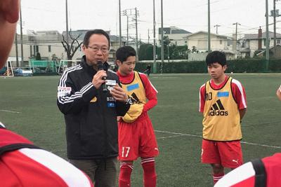 岡田メソッドによる練習で選手を指導する岡田武史さん（左）＝大谷津統一撮影