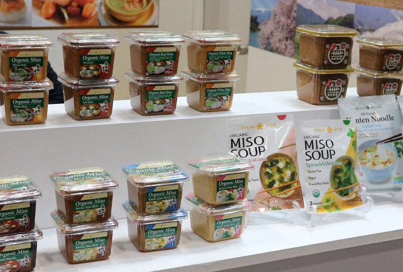 「MISO」の文字が記されたひかり味噌の海外向け商品=同社提供