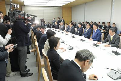 首相官邸で開かれた新型コロナウイルス感染症の感染拡大に備えた政府の基本方針を決定した対策本部会議。奥列右から2人目は発言する安倍晋三首相＝首相官邸で2020年2月25日午後0時31分、川田雅浩撮影