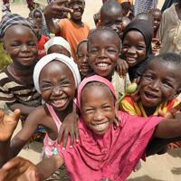 ナイジェリア政府非公認の難民キャンプで暮らす国内避難民の子どもたち。国内避難民の男性は「子どもの笑顔がここにいるみんなの希望です」と話しています＝ナイジェリア・ボルノ州マイドゥグリ市で２０１９年９月