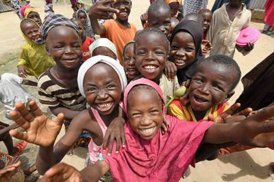 ナイジェリア政府非公認の難民キャンプで暮らす国内避難民の子どもたち。国内避難民の男性は「子どもの笑顔がここにいるみんなの希望です」と話しています＝ナイジェリア・ボルノ州マイドゥグリ市で２０１９年９月