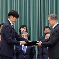 曺国法相に任命条を手渡す文在寅大統領(右)=2019年9月9日、青瓦台(韓国大統領府)提供