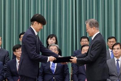 曺国法相に任命条を手渡す文在寅大統領（右）＝2019年9月9日、青瓦台（韓国大統領府）提供