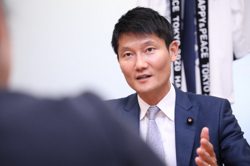 朝日健太郎氏=岡本同世撮影
