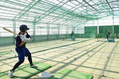 室内練習場で打撃練習に励む選手たち＝北海道芽室町で