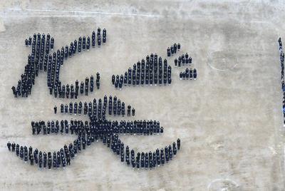 倉敷商 ６３０人の 笑 顔 活躍願う人文字 岡山 毎日新聞