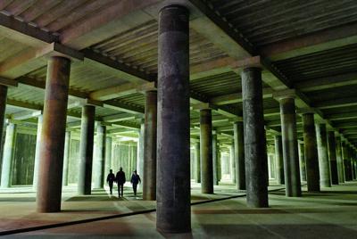 暗闇に浮かび上がる柱がまるで神殿のような山王２号雨水調整池＝福岡市博多区で