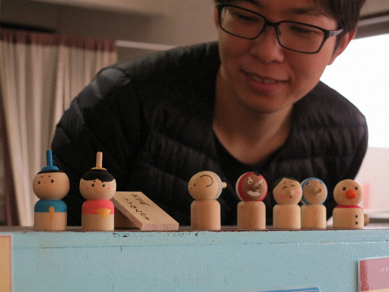 遊べるインテリア こま人形シリーズ 新作 お内裏様とおひな様発売 八女 隈本木工所 福岡 毎日新聞