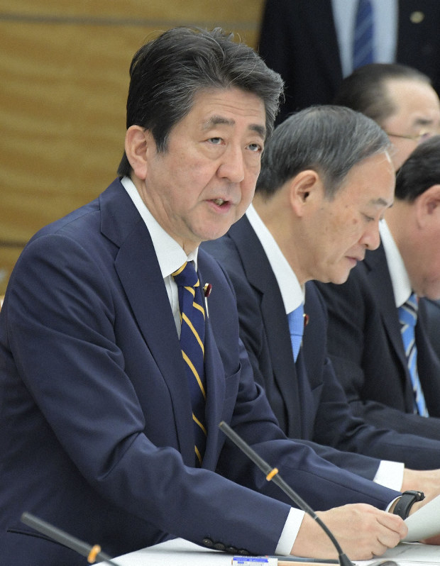 新型コロナウイルス感染症対策本部の会議で発言する安倍晋三首相(手前)=首相官邸で2020年2月26日午後0時29分、川田雅浩撮影
