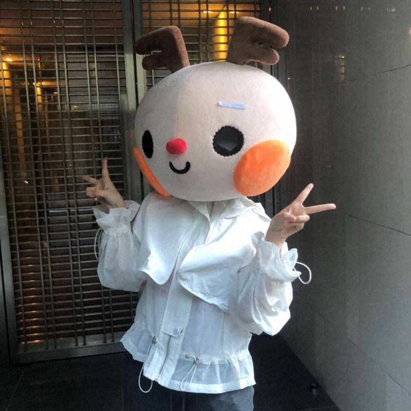 支援物資の恩返し 武漢を代表し渋谷でマスク配る かぶり物の中国人女性話題に 毎日新聞