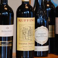 絵の描かれたワインのラベルは結構目立つ＝2020年2月24日、伊藤和史撮影