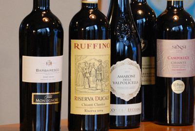 絵の描かれたワインのラベルは結構目立つ＝2020年2月24日、伊藤和史撮影