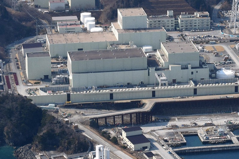 東北電力女川原発2号機(手前)=2017年2月、本社機「希望」から徳野仁子撮影