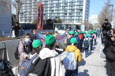 のぼりや横断幕を掲げて、民間人空襲被害者の救済を求める全国空襲被害者連絡協議会の人たち。国会見学の小学生に、被害を伝えるリーフレットを渡そうとしたところ、男性の引率者が「受け取らないで」と指示。受け取った子どもたちから回収していた＝東京・永田町の衆議院第2議員会館前で2020年2月21日、栗原俊雄撮影