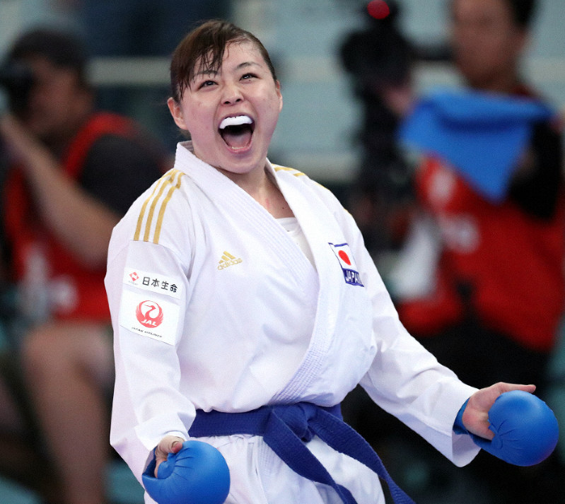 プレミアリーグ東京大会の組手女子68キロ超級2回戦で、ポイントを奪い喜ぶ植草歩。試合中も笑みが絶えない=東京・日本武道館で2019年9月7日、喜屋武真之介撮影