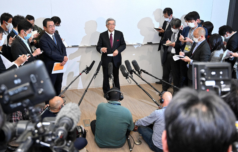 臨時の12球団代表者会議を終えて開かれた記者会見で、新型コロナウイルス拡大への対策を説明する斉藤惇・日本野球機構コミッショナー(中央)=東京都港区で2020年2月26日午後6時21分、北山夏帆撮影