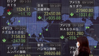 新型コロナウイルスの影響で、世界的に下落した株価を示すモニター。円相場だけでなく、株価も不安定な動きを見せる＝東京・八重洲で2020年2月25日、小川昌宏撮影