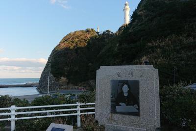 美空ひばりの歌碑と塩屋岬＝福島県いわき市で2020年2月11日、花谷寿人撮影