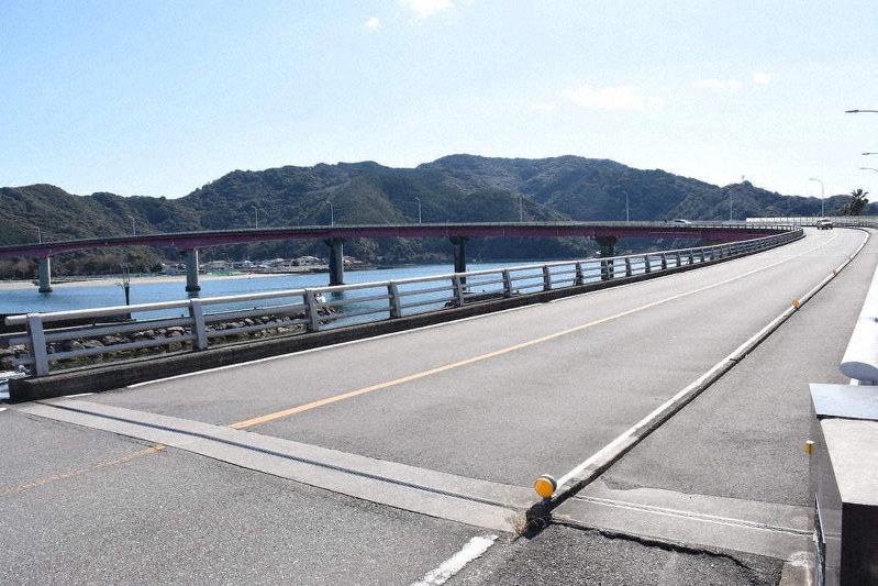 横浪黒潮ラインのスタート地点。対岸の横浪半島に向けて宇佐大橋が架かる=土佐市で、郡悠介撮影